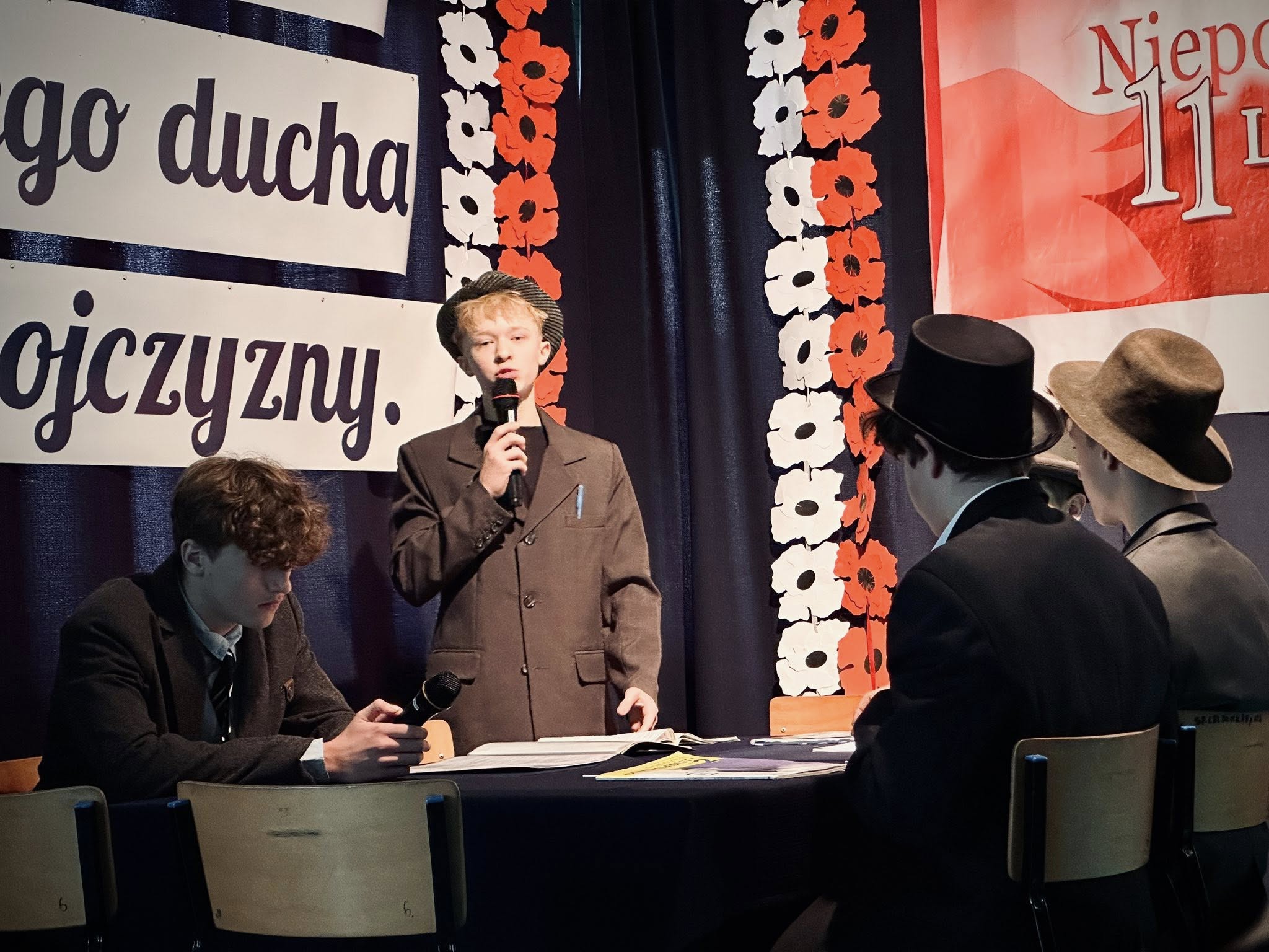 Dyskusja mężczyzn przy innym stoliku.