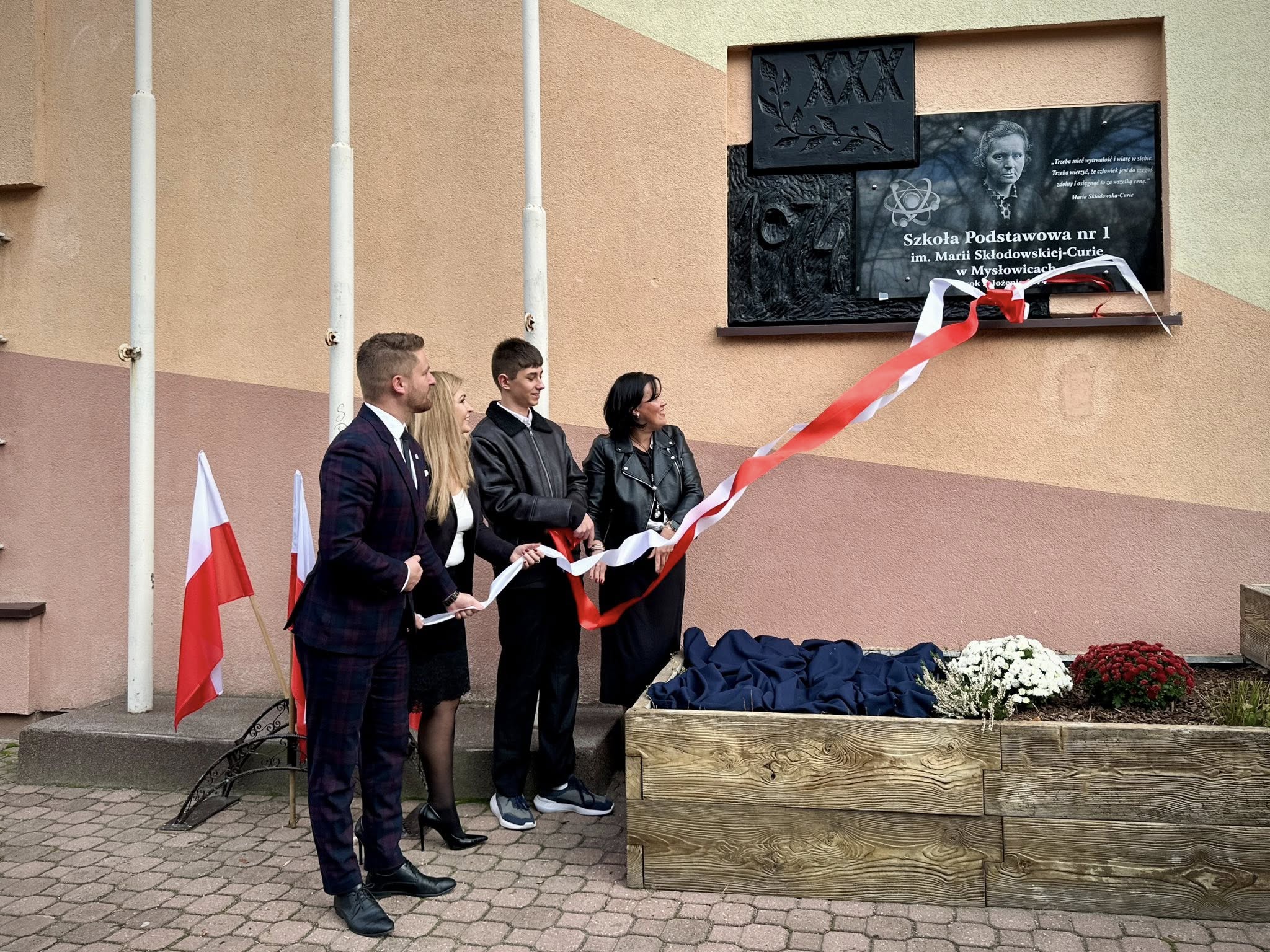 Odsłonięcie tablicy pamiątkowej przez Władze Miasta, Dyrektorkę Szkoły oraz Przewodniczącego Samorządu Uczniowskiego (dalej: SU).