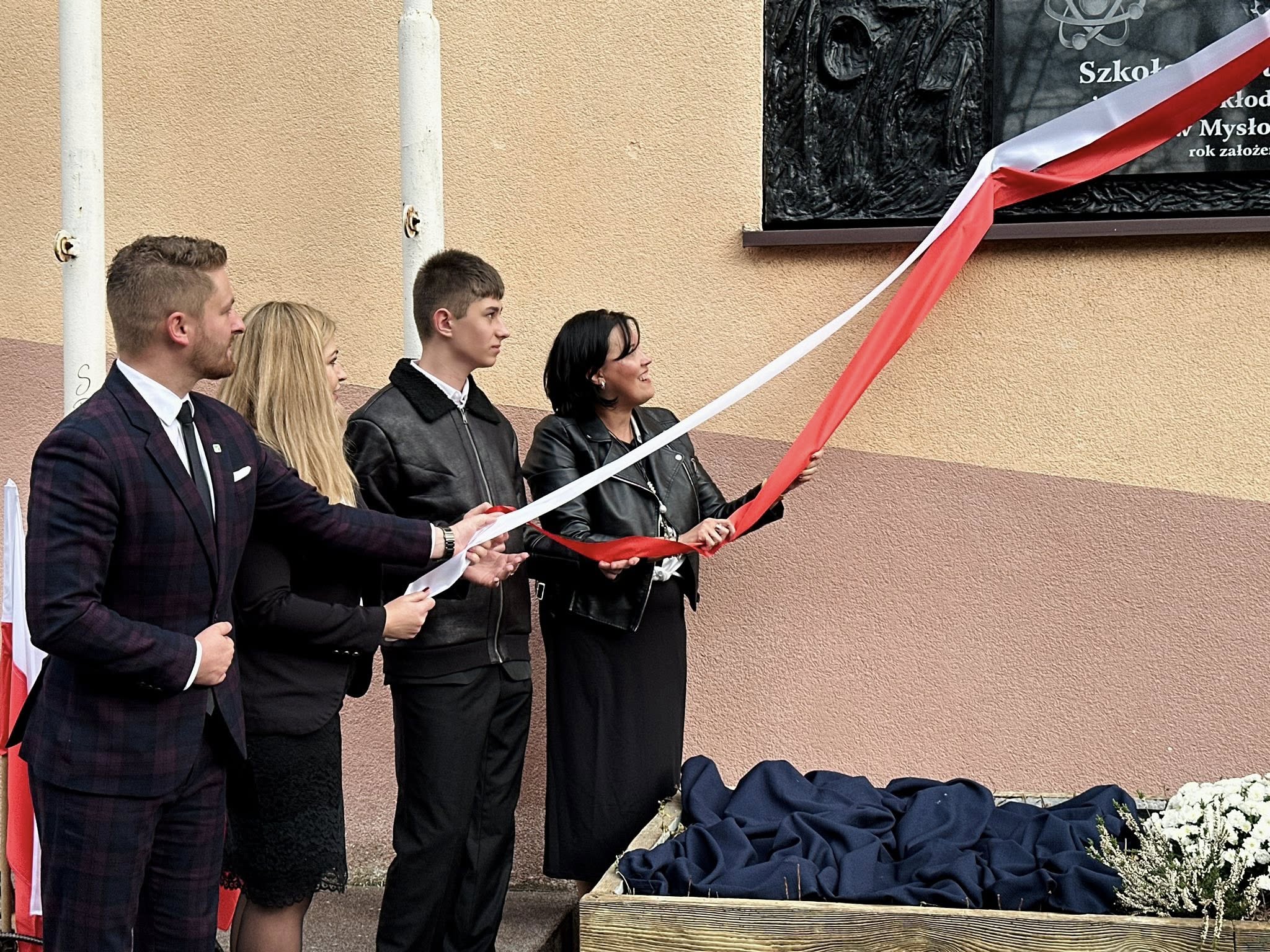 Odsłonięcie tablicy pamiątkowej – zbliżenie.