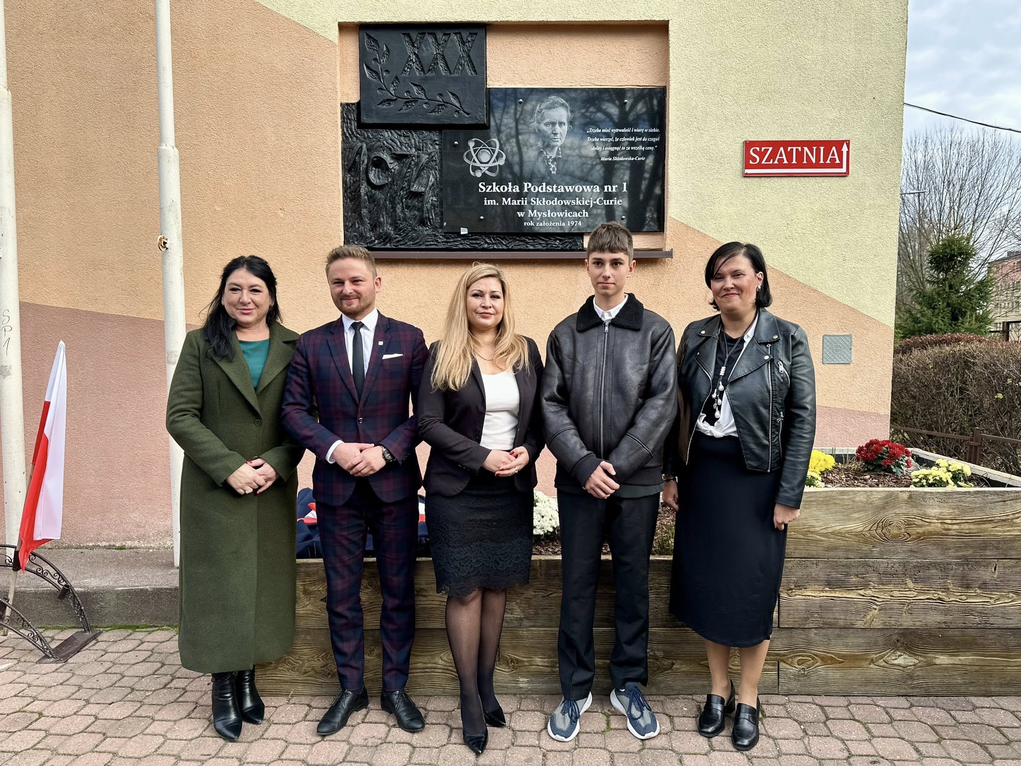 Pamiątkowe zdjęcie Władz Miasta, Dyrekcji Szkoły oraz Przedstawiciela SU.
