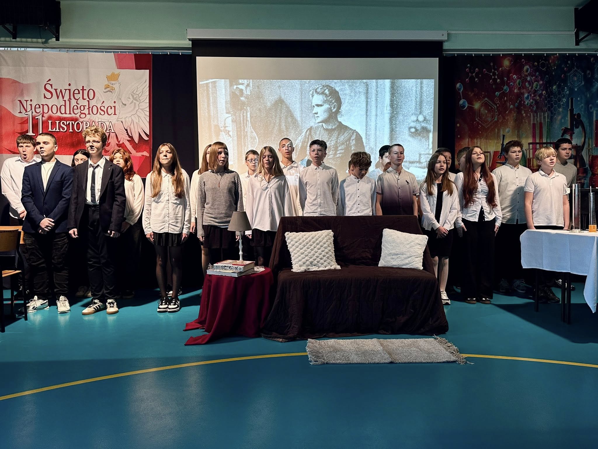 Młodzież podczas odśpiewania hymnu narodowego.