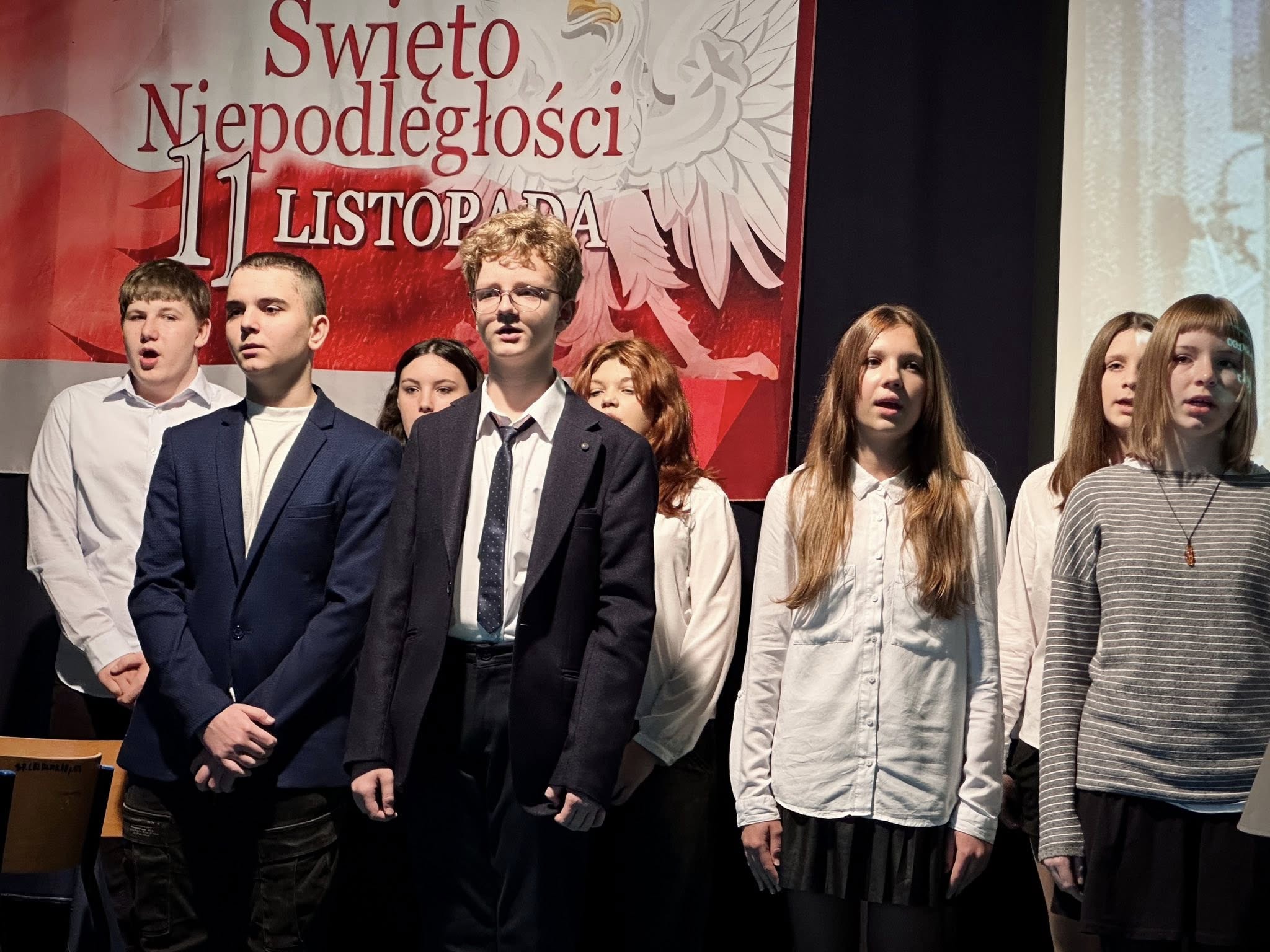 Młodzież podczas odśpiewania hymnu narodowego – zbliżenie 1