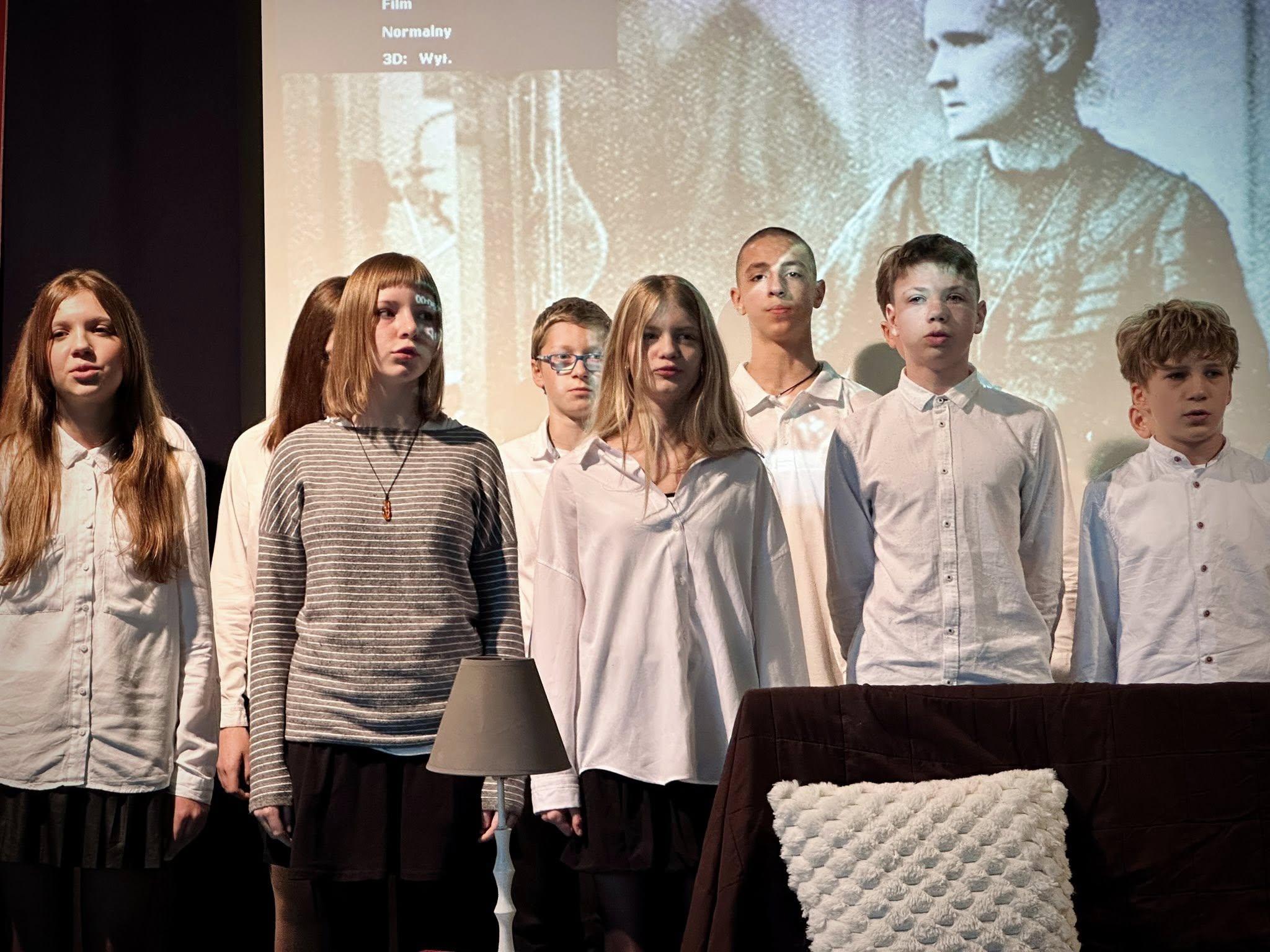 Młodzież podczas odśpiewania hymnu narodowego – zbliżenie 2