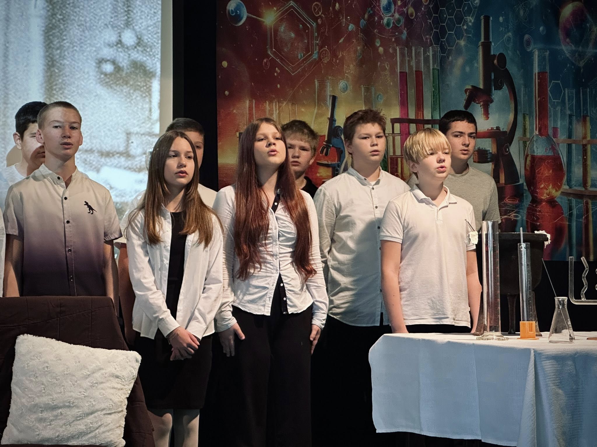 Młodzież podczas odśpiewania hymnu narodowego – zbliżenie 3